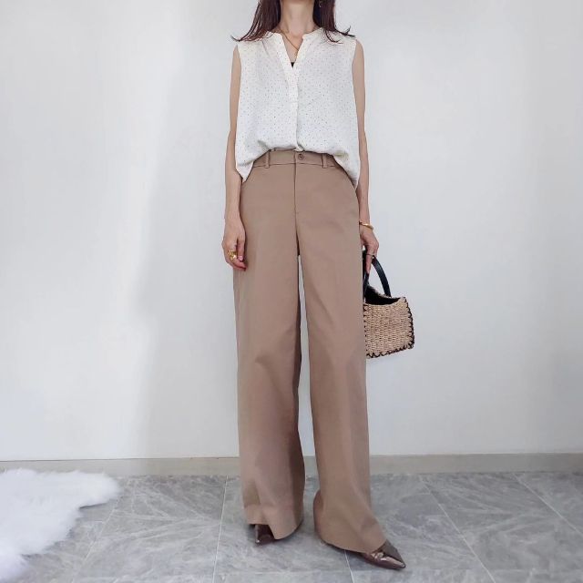 UNIQLOのワイドチノパンツにトップスをインして着ている