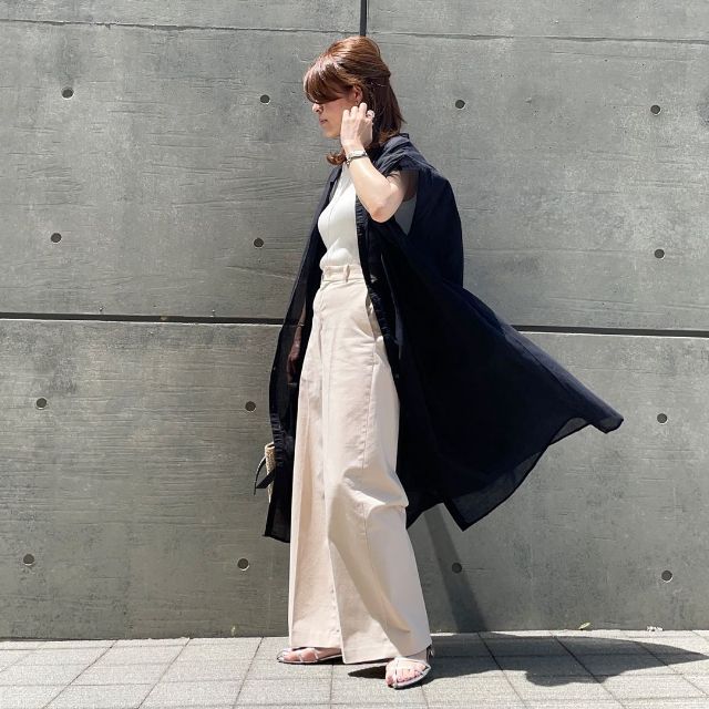 UNIQLOのワイドチノパンツを着たコーデ