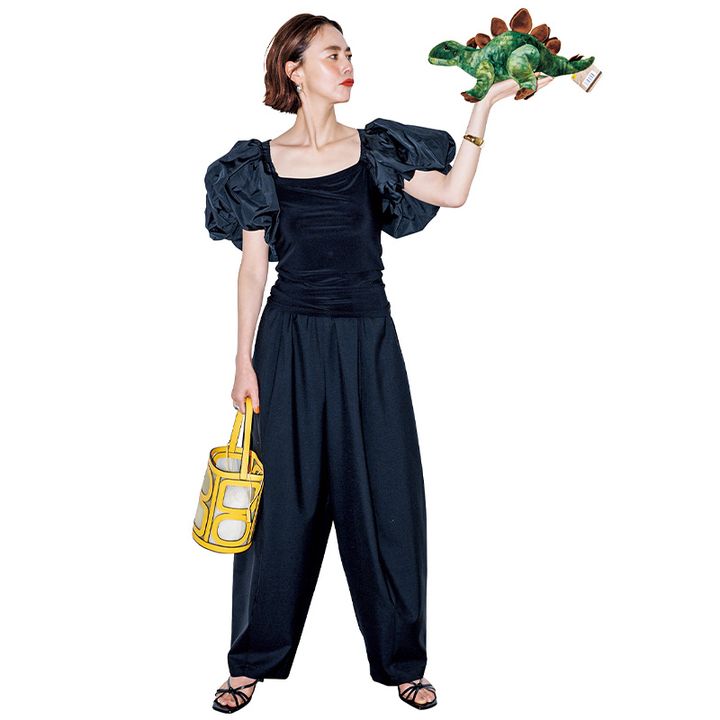 デコルテが大きく開いたボリューム袖Tシャツとパンツを合わせた全身黒コーデ