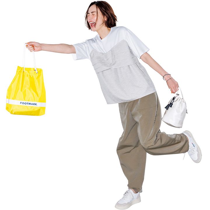 ビスチェがついた重ね着風Tシャツとパンツを合わせたママコーデ