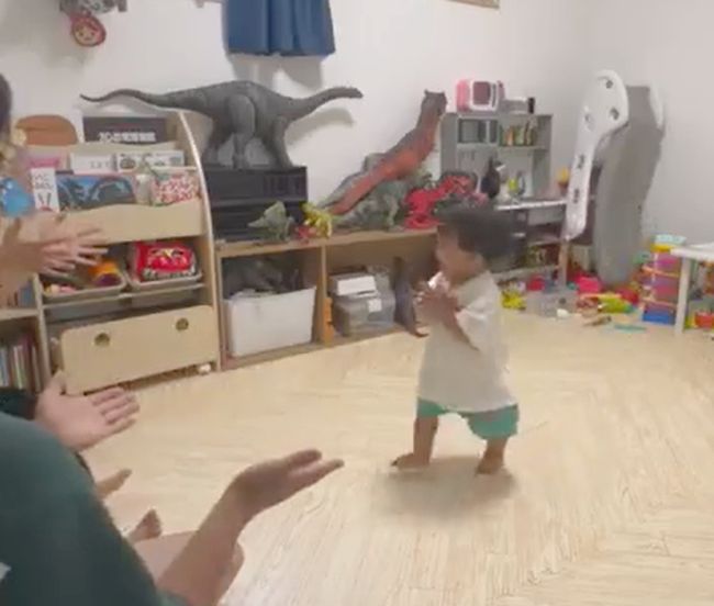 3人から同時においでと呼ばれたら…1才ベビーはどうする！？！