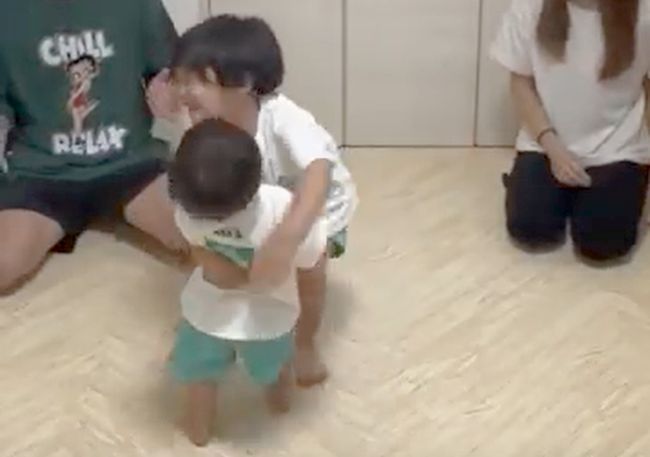 3人から同時においでと呼ばれたら…1才ベビーはどうする！？！