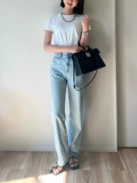 大人女子の白TとデニムのOKコーデ