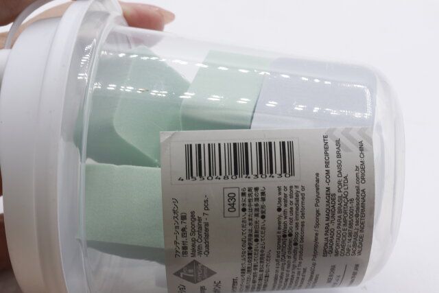 ダイソーのファンデーションスポンジ（容器付、四角、7個）のJAN