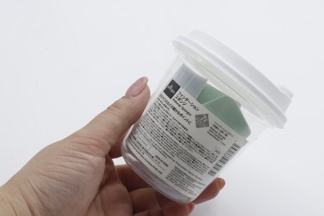 ダイソーのドリンクカップみたいな容器のファンデーションスポンジ（容器付、四角、7個）