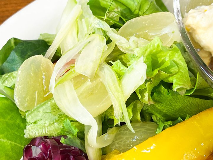 「ぶどうの定食」の「シャインマスカットとセロリのサラダ」
