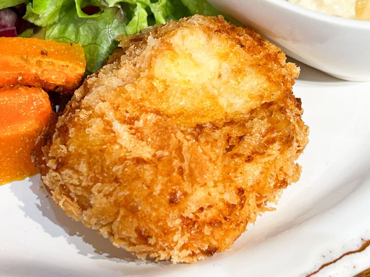 「もも定食」の「白桃のコロッケ」