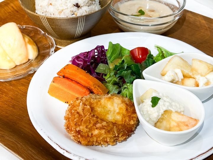 トレーに並んだ「もも定食」