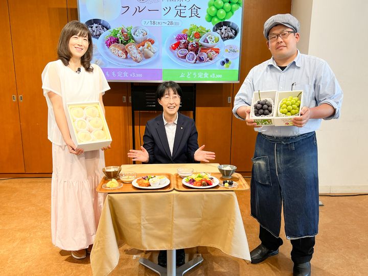 左から、料理研究家のきゃらきゃらさん、岡山県総合政策局 公聴広報課 課長 中山尚美さん、「ももてなし家」店長 木津真之介さん
