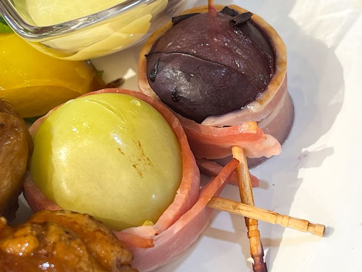 「ぶどうの定食」の「ぶどうのベーコン巻き」