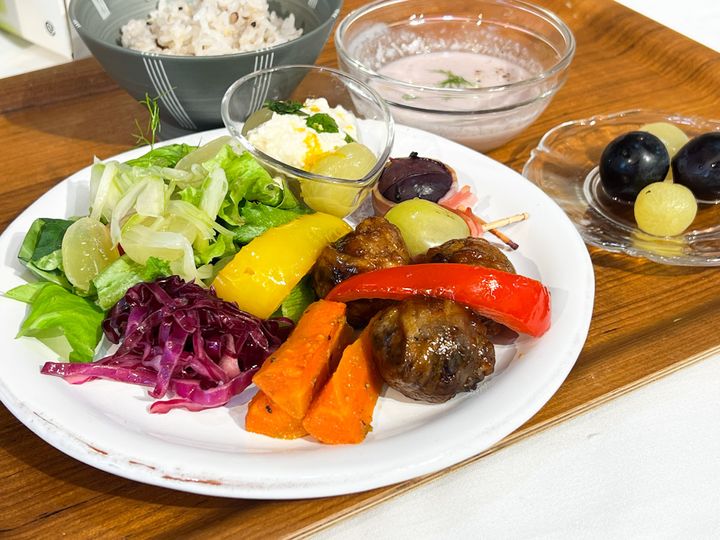 トレーに並んだ「ぶどうの定食」