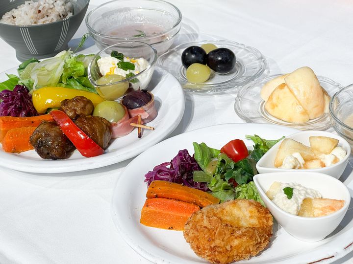 テーブルに並んだ「ぶどう定食」と「もも定食」