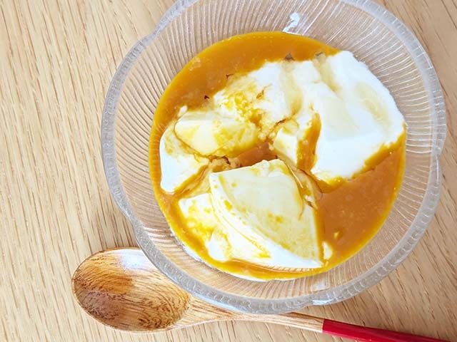 サジージュース、ヨーグルト、ハチミツを入れたガラスの器がテーブルに置かれている様子