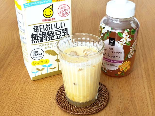 無調製豆乳、ハチミツ、無調製豆乳で割り蜂蜜を入れて作ったヨーグルト風サジージュースがテーブルに並んでいる様子