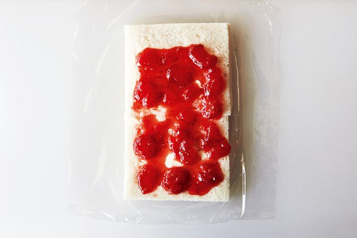 いちごジャムを塗る