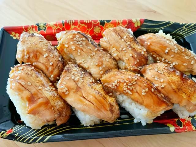 ロピアのオリジナル、炙りサーモン寿司アップ