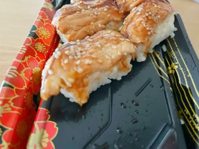 タレがしみ込んだ炙りサーモン寿司
