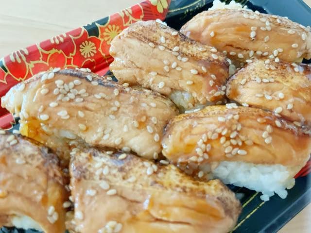 ロピアのオリジナル、炙りサーモン寿司アップ