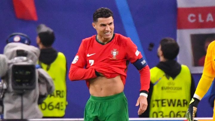 39歳ロナウド、妻と一緒に海水浴！バッキバキの腹筋を見せつける