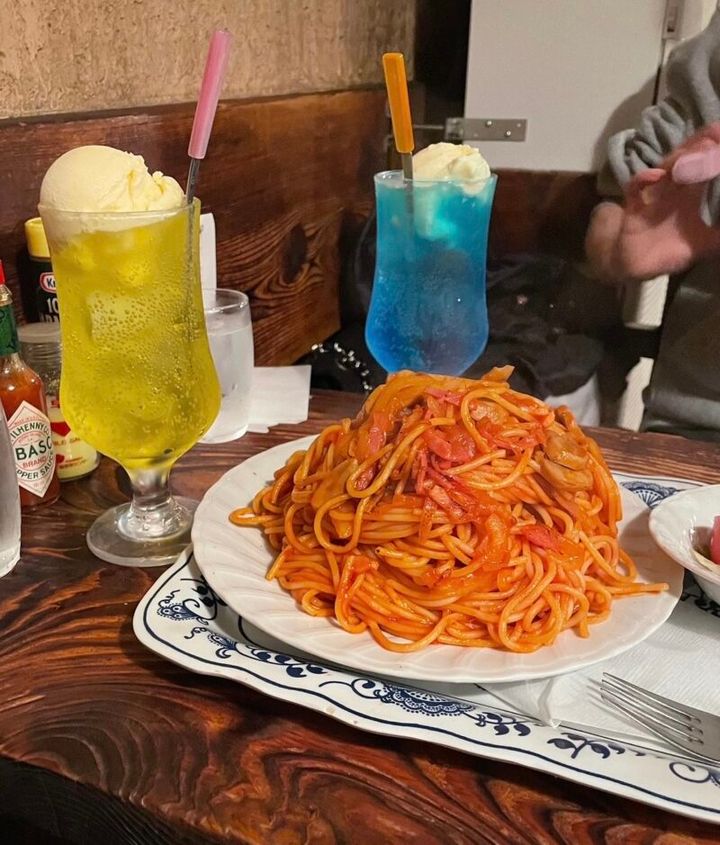 神保町「さぼうる」 クリームソーダとナポリタンが有名