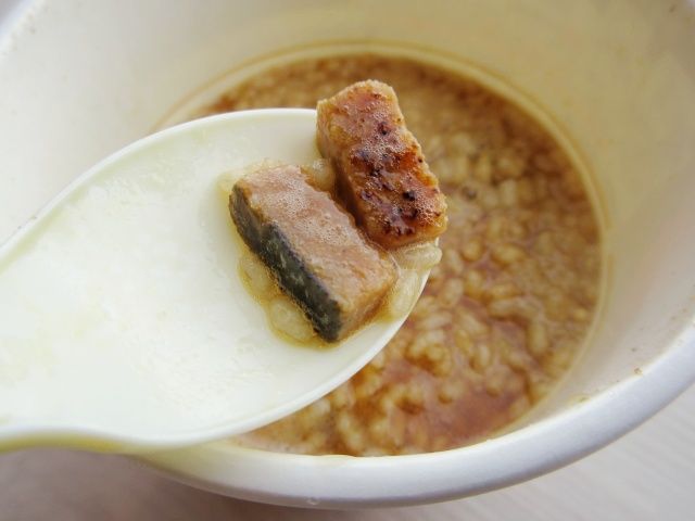 調理後のうなぎを持ち上げる