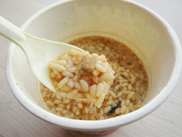 日清食品「日清謎うなぎ丼」をスプーンですくう