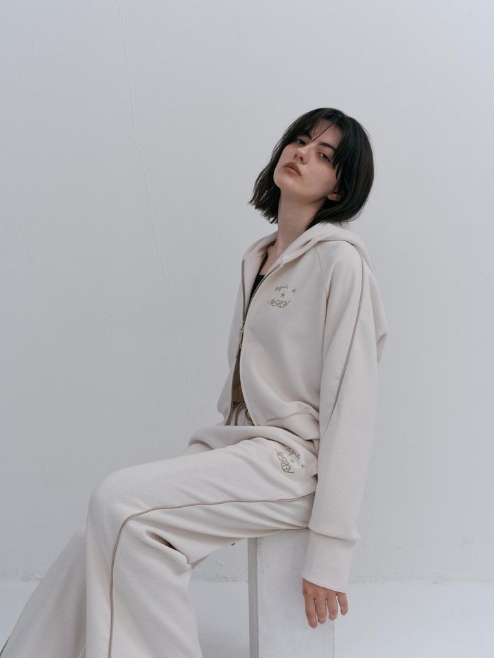 画像: 【agnes b. × NERGY】「ZIP UPフーディー」（ブラック、キナリ、レッド）￥24,200（税込）、「サイドラインパンツ」（ブラック、キナリ、レッド）￥20,900（税込）