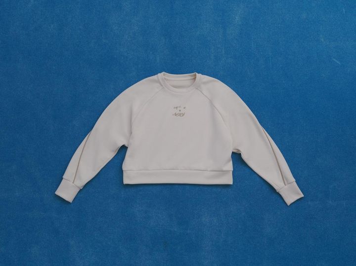 画像: 【agnes b. × NERGY】「クロップド丈クルーネックプルオーバー」（ブラック、キナリ）￥22,000（税込）※WEB限定