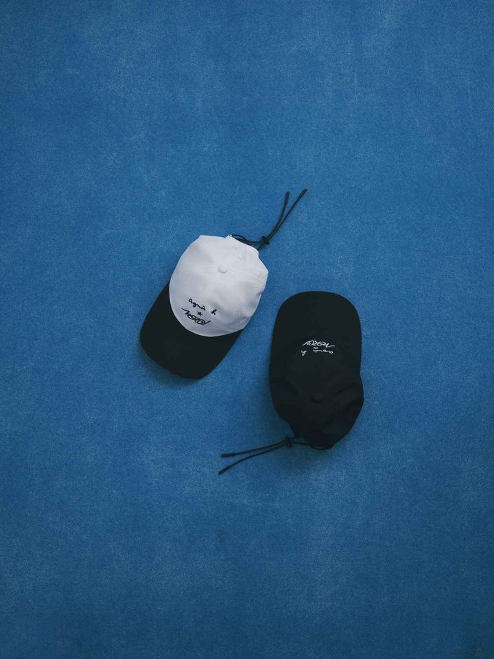 画像: 【agnes b. × NERGY】「吸水速乾 ドロストリングキャップ」（ブラック、ホワイト）各￥10,450（税込）