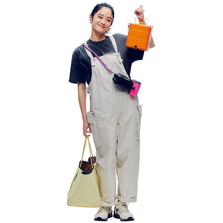 やさしい印象のベージュサロペット