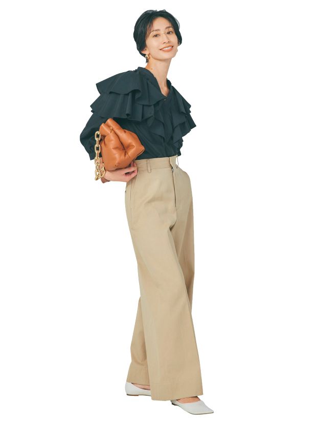 黒コーデをチノでアップデート