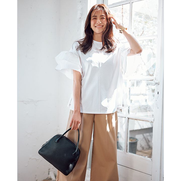 甘トップスとベージュパンツ