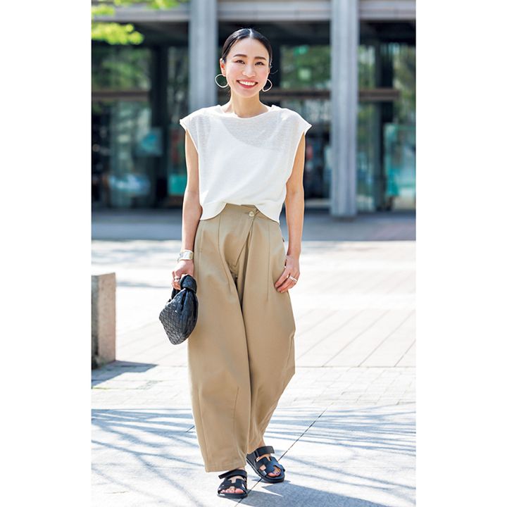 トレンドてんこ盛りのベージュパンツ