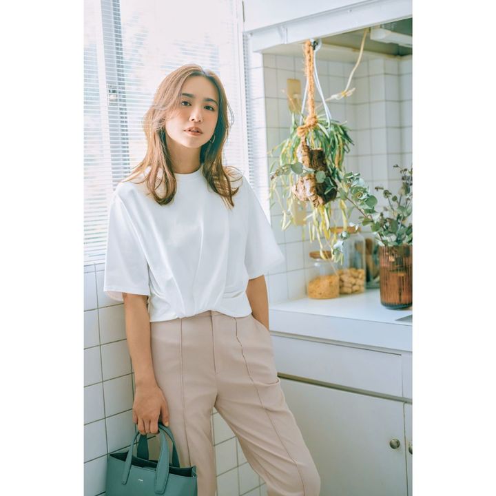 フェミニン派のパンツコーデ