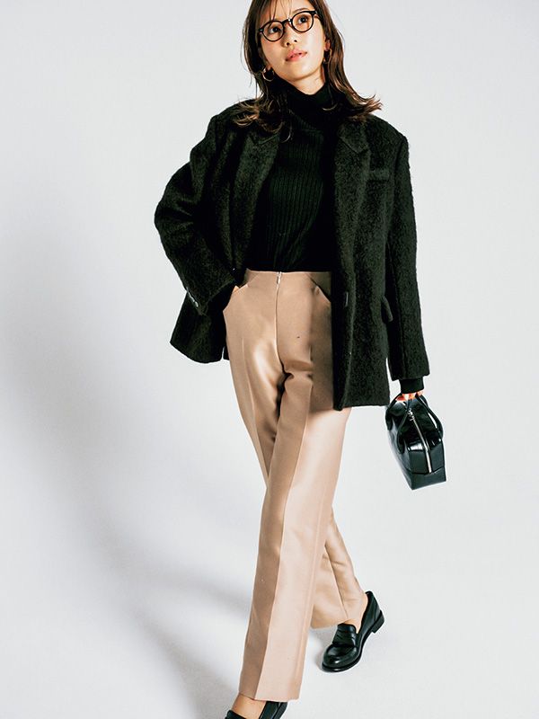 きれいめに穿けるハリツヤベージュパンツ