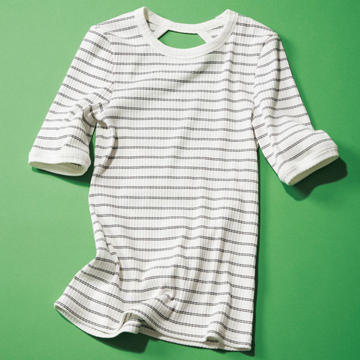 背中が思い切り開いたスタイリングのボーダーT