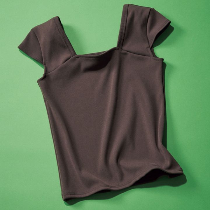 前後ともにスクエアネックが今っぽいRHCのTシャツ