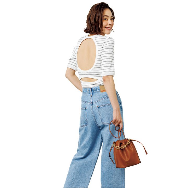 背中が開いたボーダーTにデニムをあわせたカジュアルコーデ