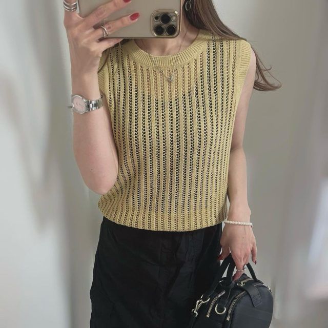 UNIQLO「メッシュノースリコーデの女性１」