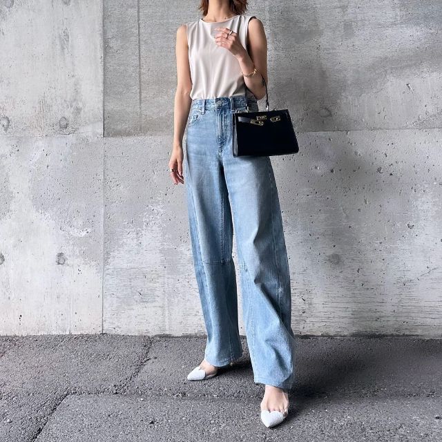 クレープジャージーノースリーブTとデニムのコーデ