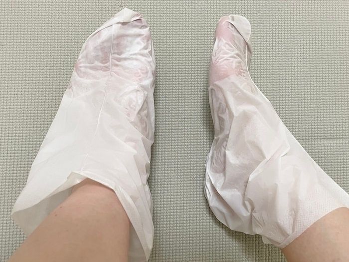 脱いだら、しっとり フットマスクを装着する