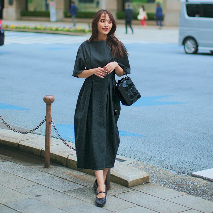 シーニュのタックを効かせた美しいデニムワンピース