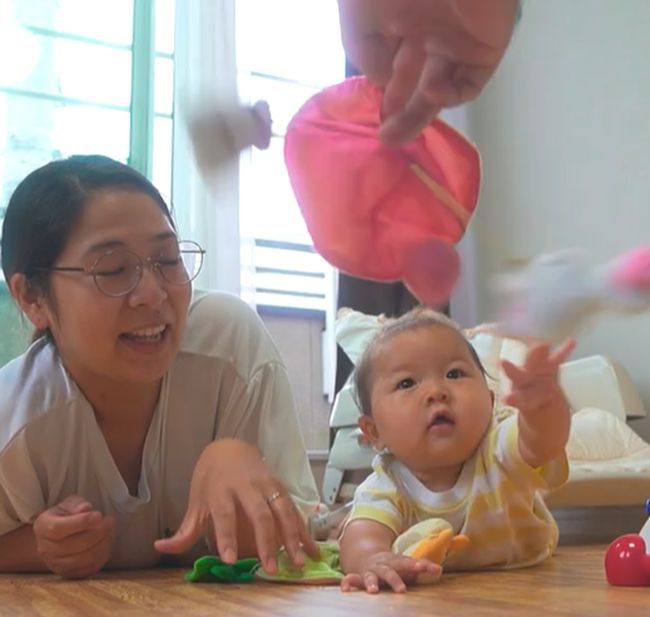 6カ月ベビーのはいはい練習。現れたお姉ちゃんがまさかの行動！？