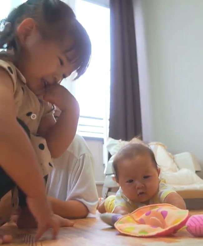 6カ月ベビーのはいはい練習。現れたお姉ちゃんがまさかの行動！？