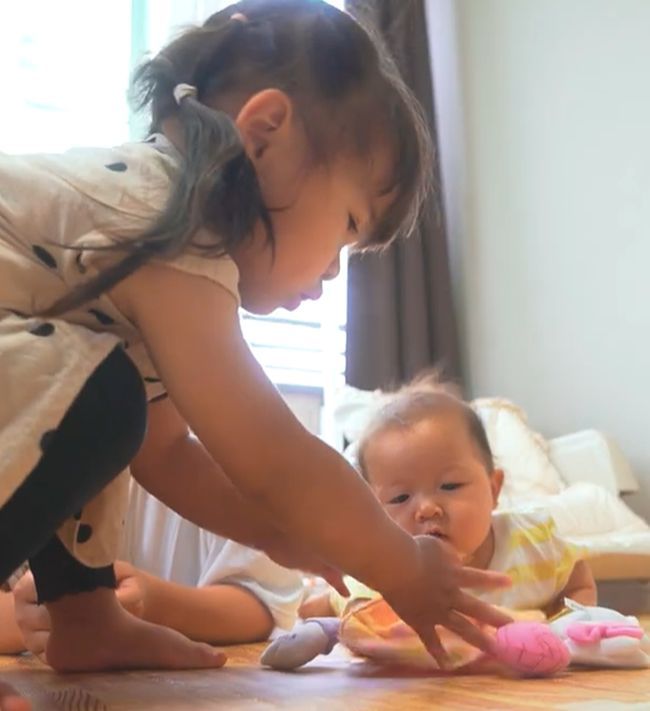 6カ月ベビーのはいはい練習。現れたお姉ちゃんがまさかの行動！？