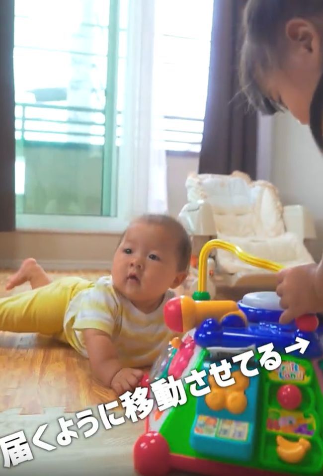 6カ月ベビーのはいはい練習。現れたお姉ちゃんがまさかの行動！？