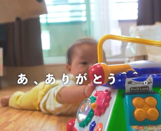 6カ月ベビーのはいはい練習。現れたお姉ちゃんがまさかの行動！？