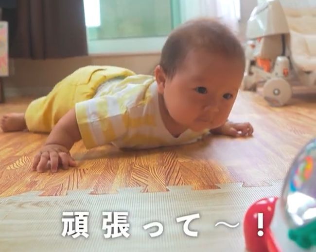 6カ月ベビーのはいはい練習。現れたお姉ちゃんがまさかの行動！？