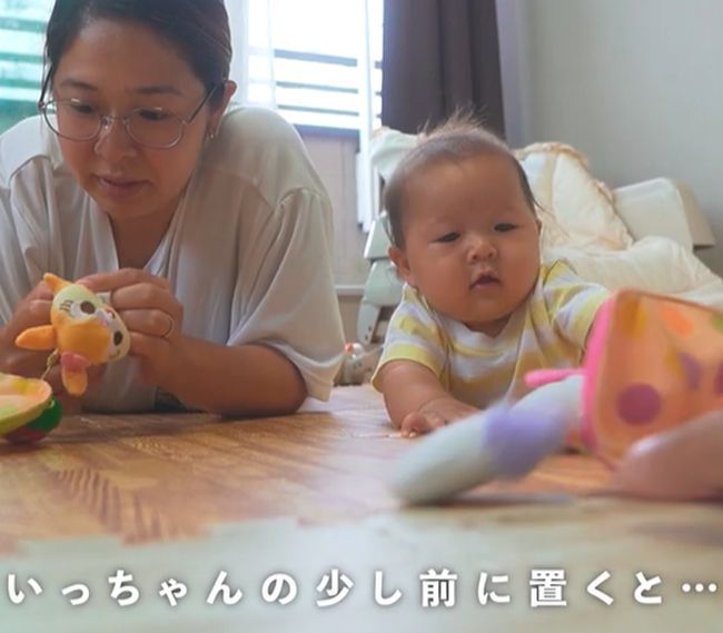 6カ月ベビーのはいはい練習。現れたお姉ちゃんがまさかの行動！？