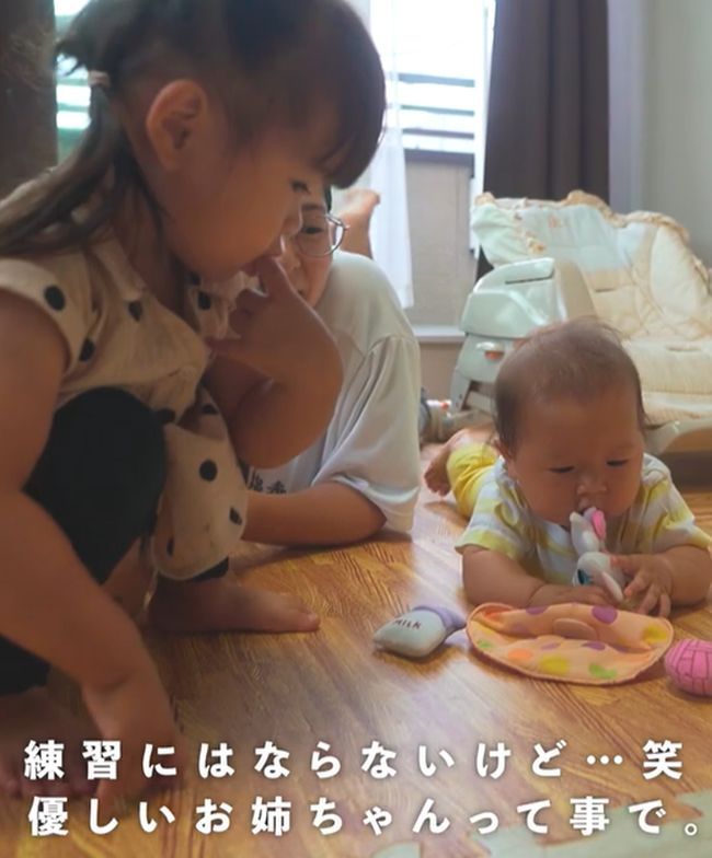 6カ月ベビーのはいはい練習。現れたお姉ちゃんがまさかの行動！？